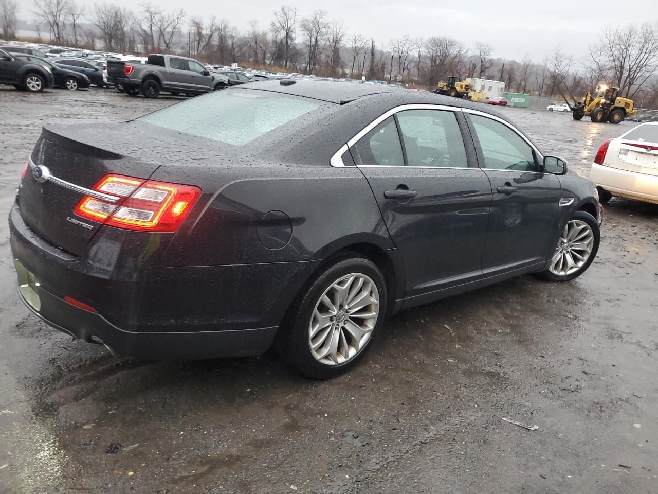 Lot #3028272841 2014 FORD TAURUS LIM