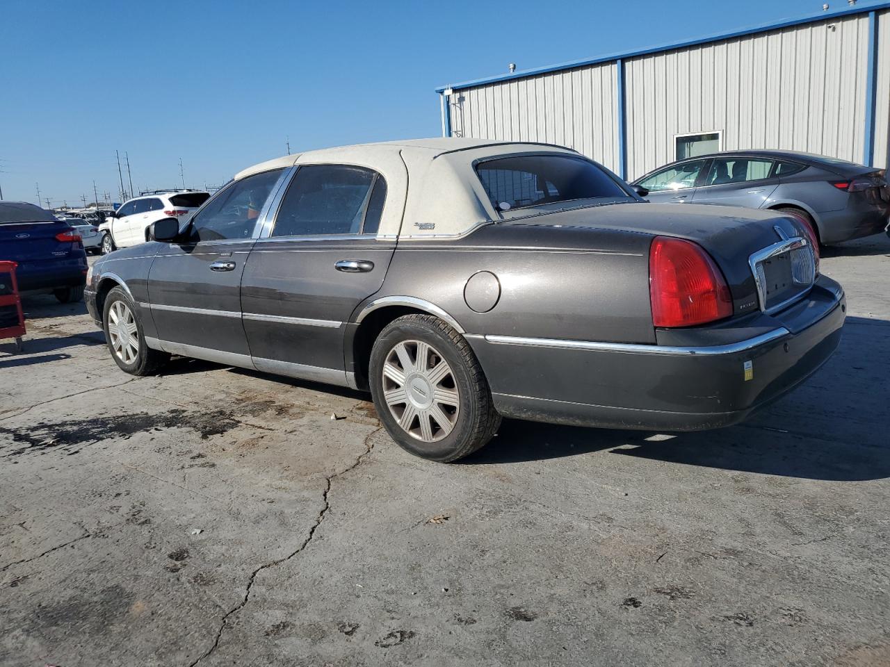 Lot #3030831500 2005 LINCOLN TOWN CAR S