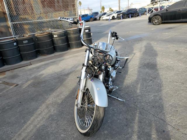 HARLEY-DAVIDSON FLHX STREE 2017 silver  gas 1HD1KBC19HB692370 photo #3