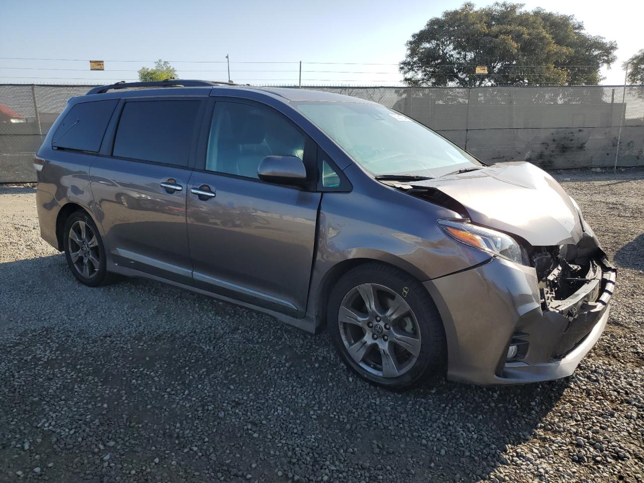 Lot #3033046029 2019 TOYOTA SIENNA SE