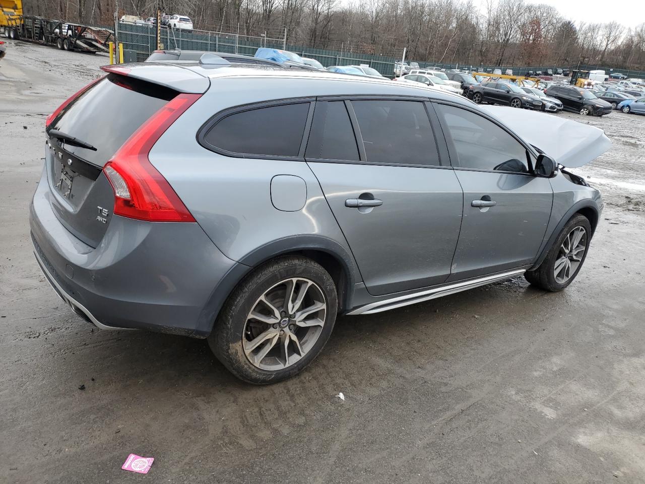 Lot #3034375117 2017 VOLVO V60 CROSS