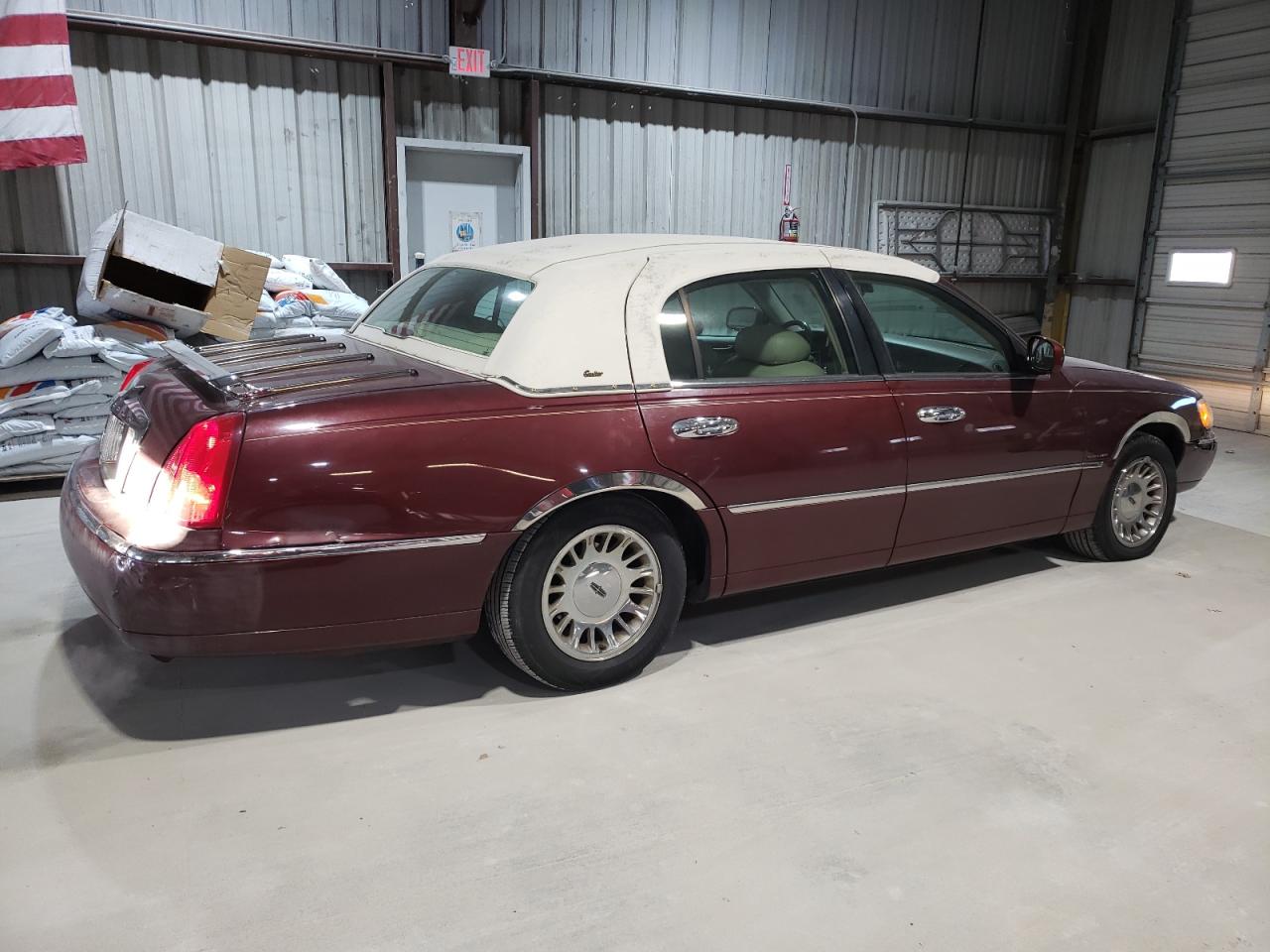 Lot #3026013962 2001 LINCOLN TOWN CAR C