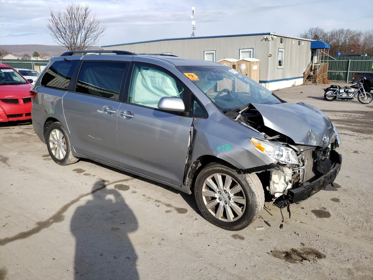 Lot #3041857456 2017 TOYOTA SIENNA XLE