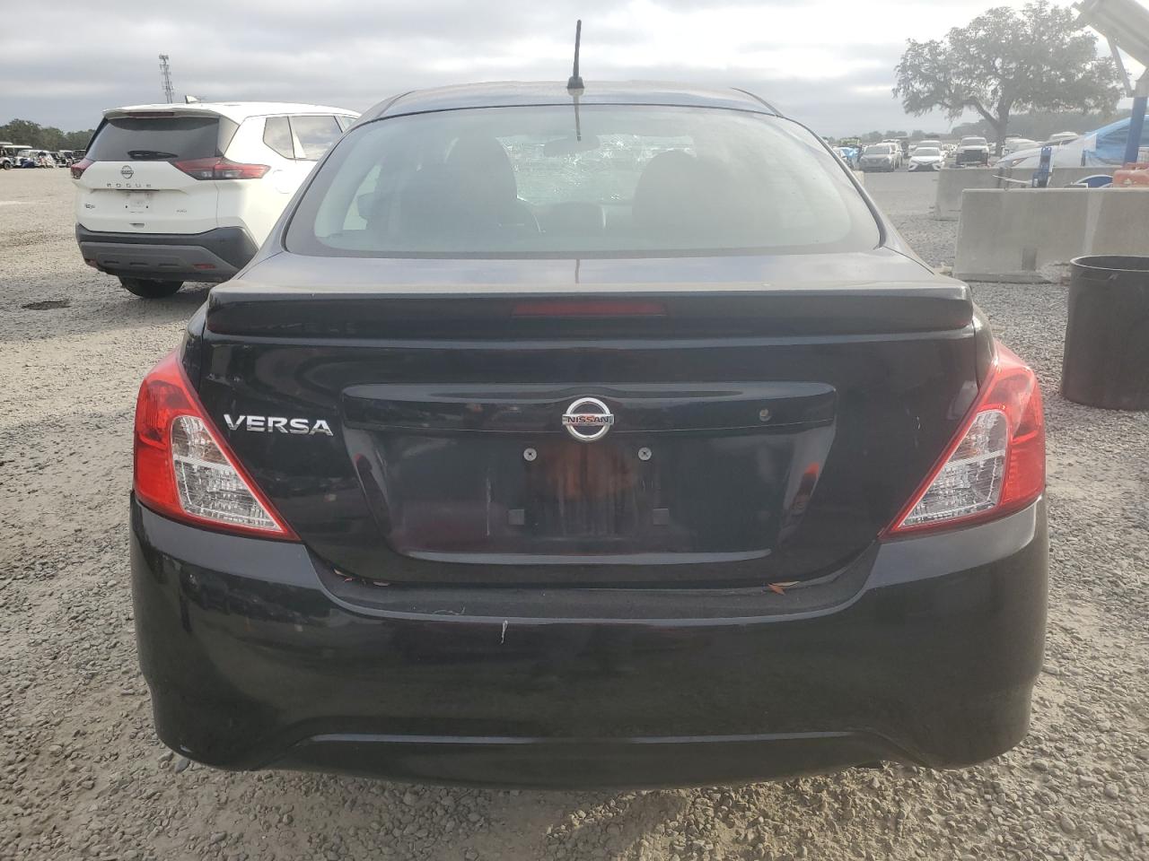 Lot #3030219136 2018 NISSAN VERSA S