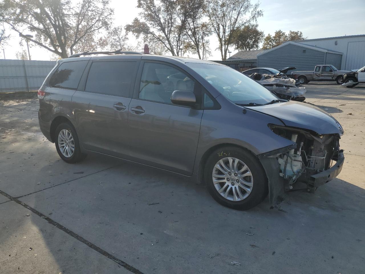 Lot #3033001018 2014 TOYOTA SIENNA XLE