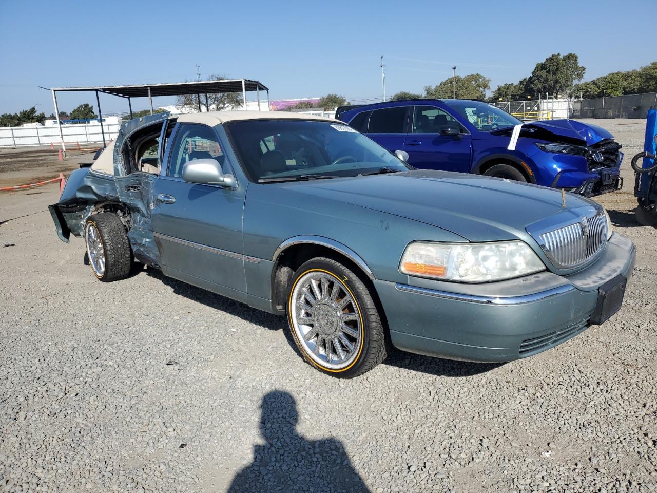 Lot #3041169147 2004 LINCOLN TOWN CAR E