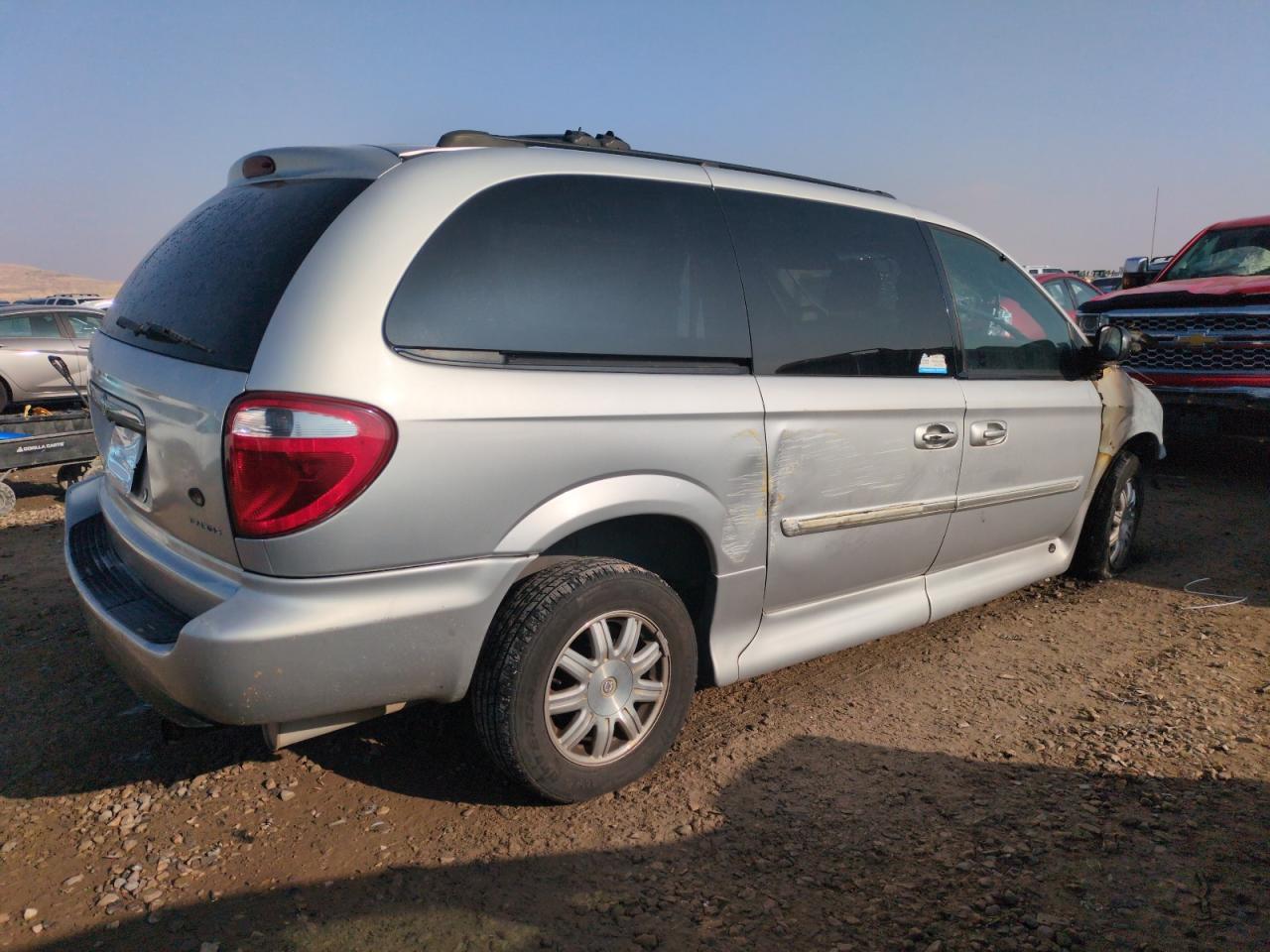 Lot #3026295470 2005 CHRYSLER TOWN & COU