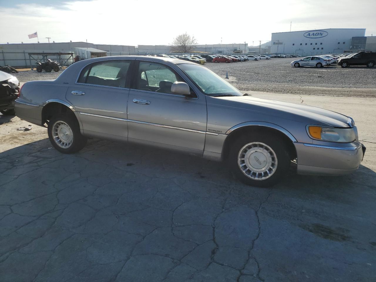 Lot #3030626100 2000 LINCOLN TOWN CAR E