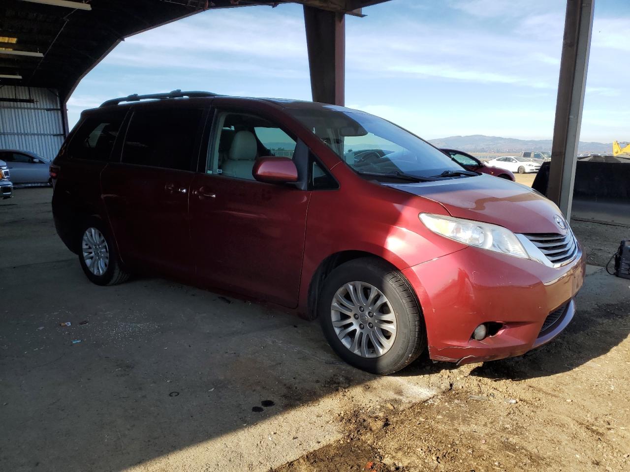 Lot #3029479701 2017 TOYOTA SIENNA XLE