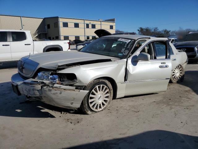 LINCOLN TOWN CAR U 2004 beige  gas 1LNHM83W94Y682501 photo #1