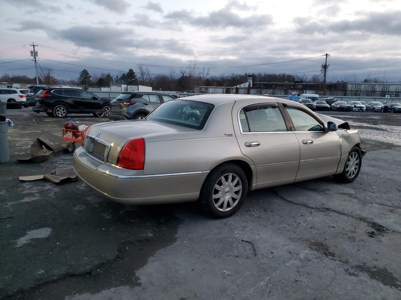 Lot #3040784797 2010 LINCOLN TOWN CAR S