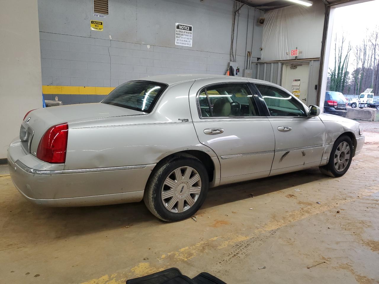 Lot #3030547470 2005 LINCOLN TOWN CAR S