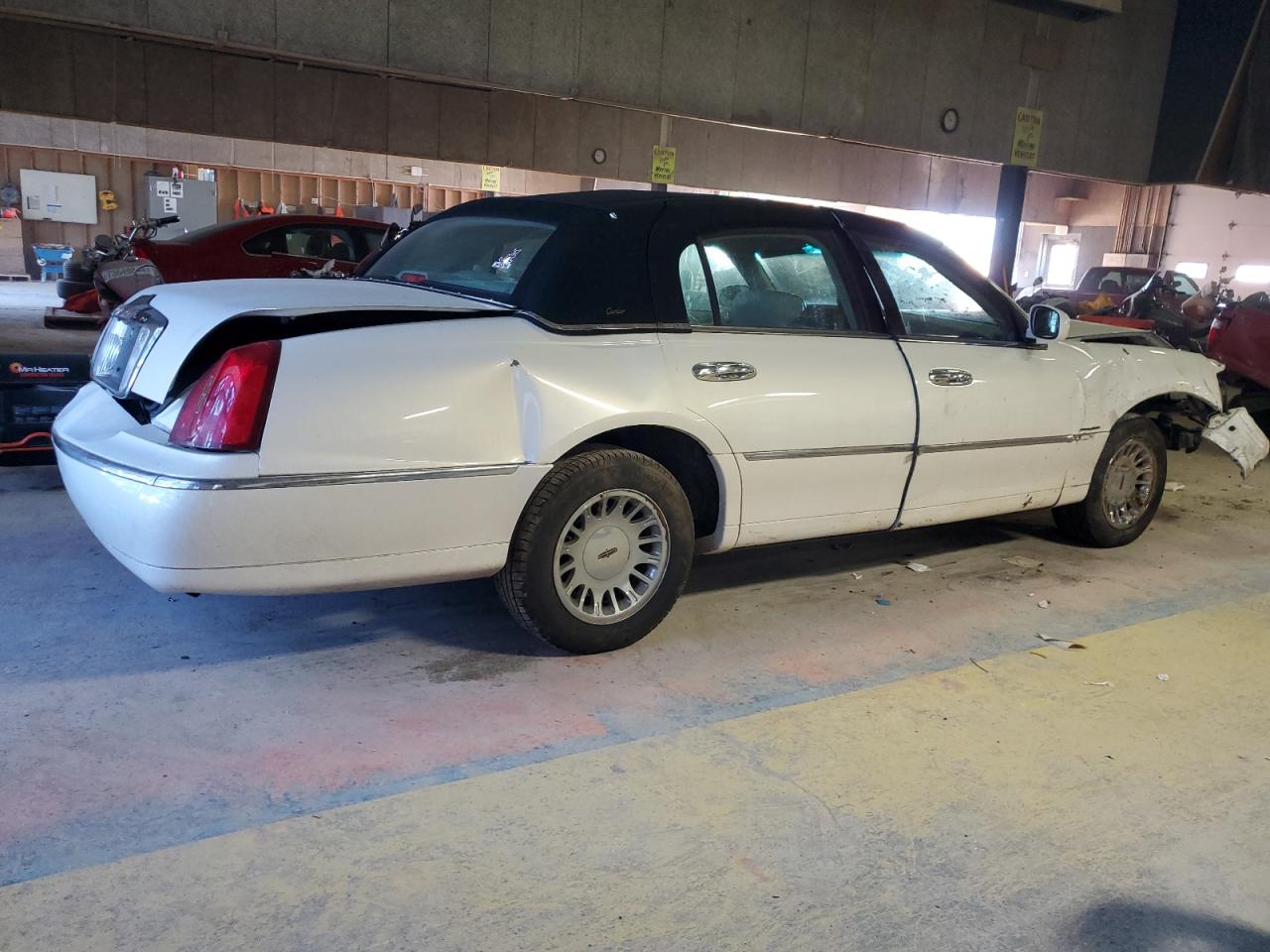 Lot #3024177822 2002 LINCOLN TOWN CAR C