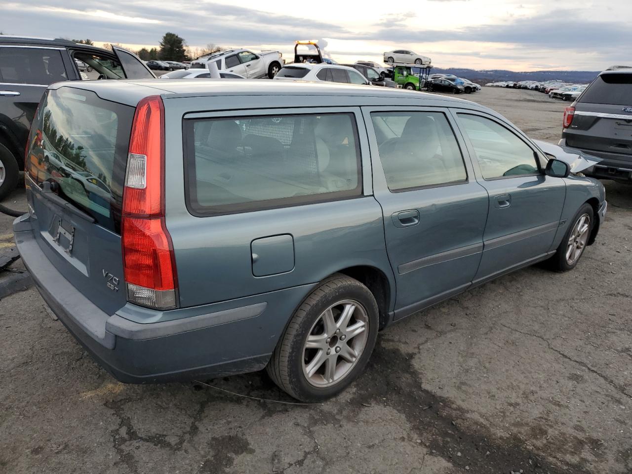 Lot #3048483994 2004 VOLVO V70 FWD