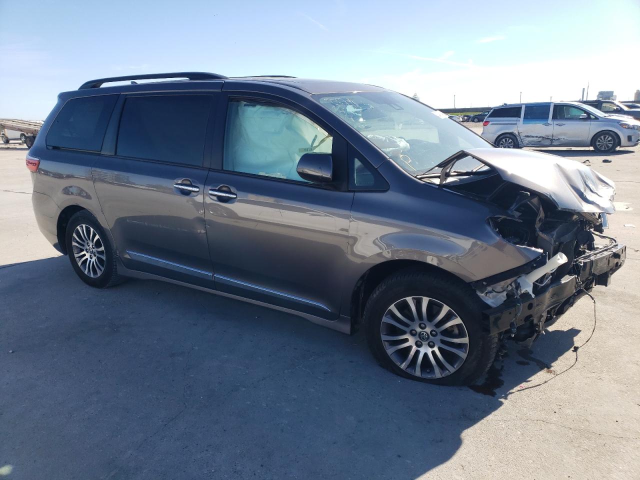 Lot #3033291864 2018 TOYOTA SIENNA XLE