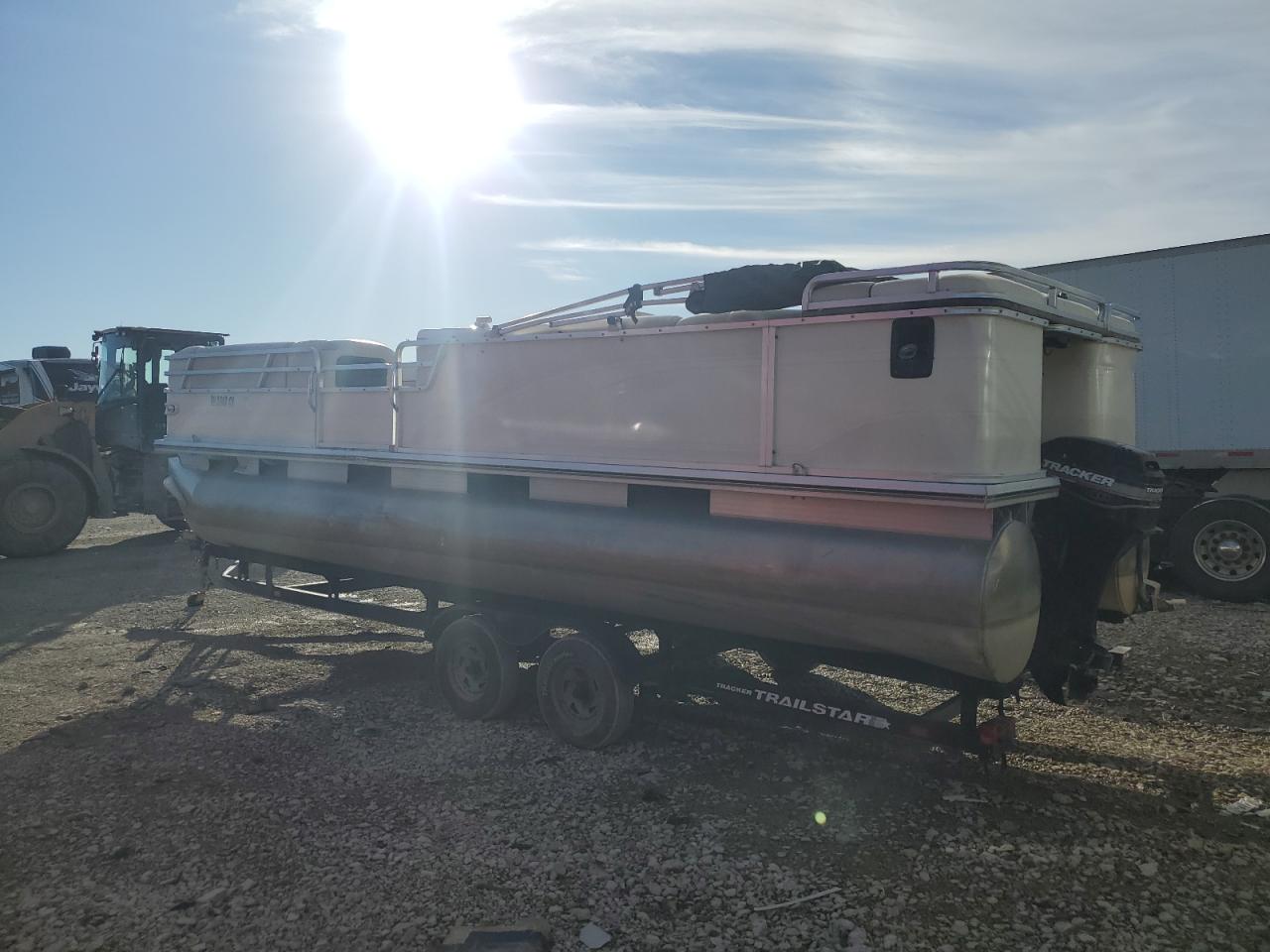 Lot #3029351693 2001 SUNT BOAT W/TRL