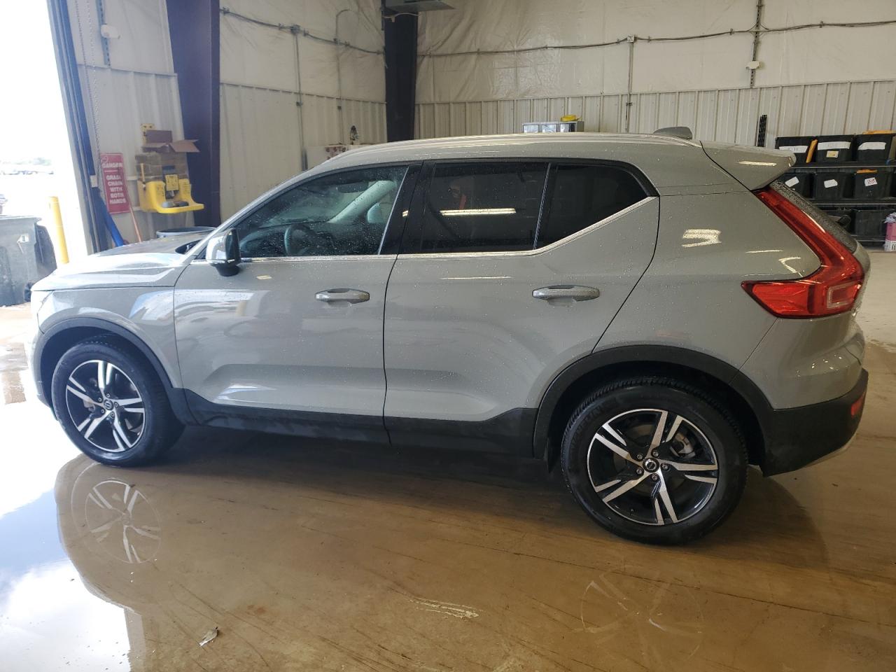 Lot #3049543634 2024 VOLVO XC40 CORE