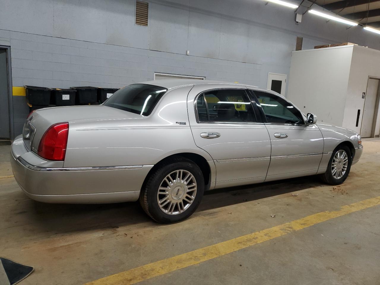 Lot #3044519804 2008 LINCOLN TOWN CAR S