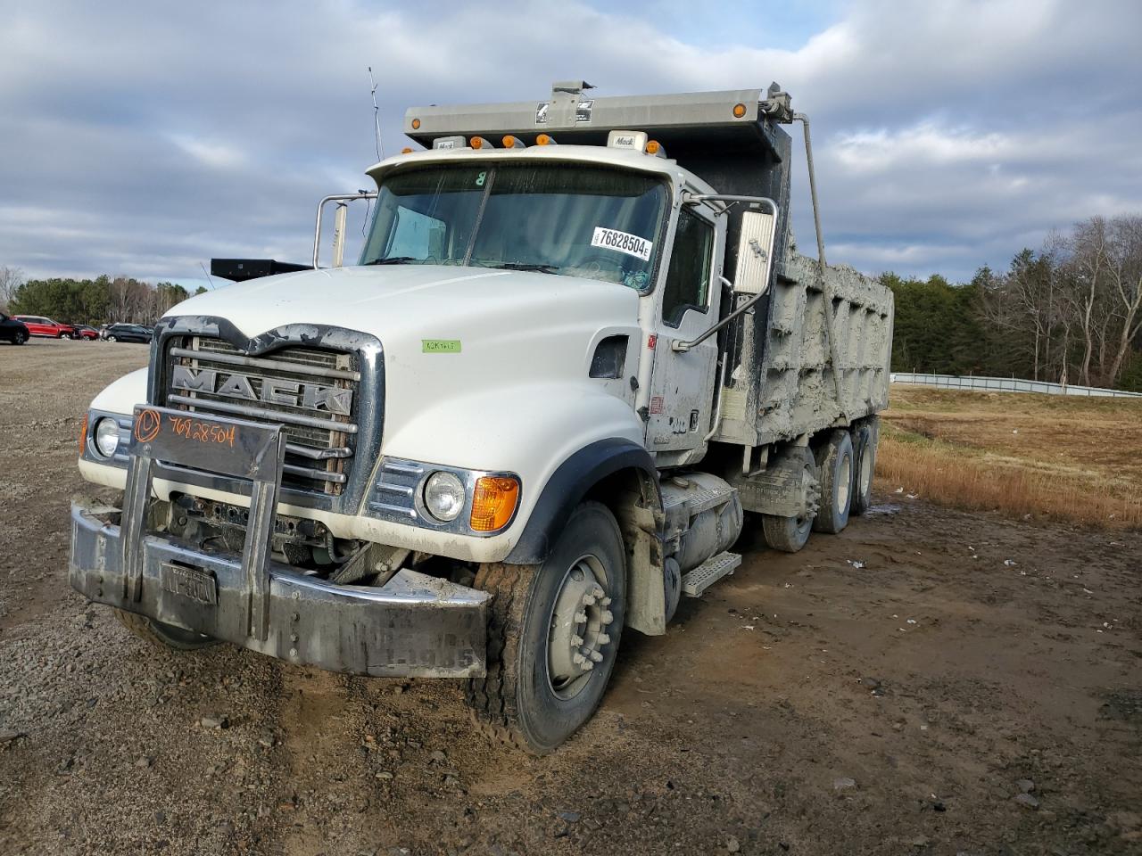 Lot #3028559944 2005 MACK 700 CV700