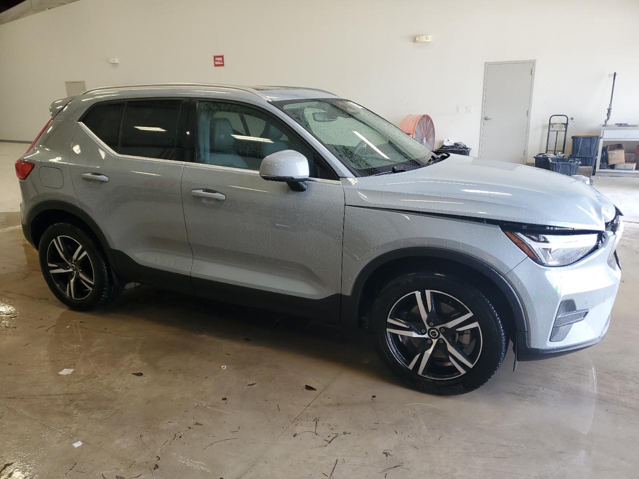 Lot #3049543634 2024 VOLVO XC40 CORE