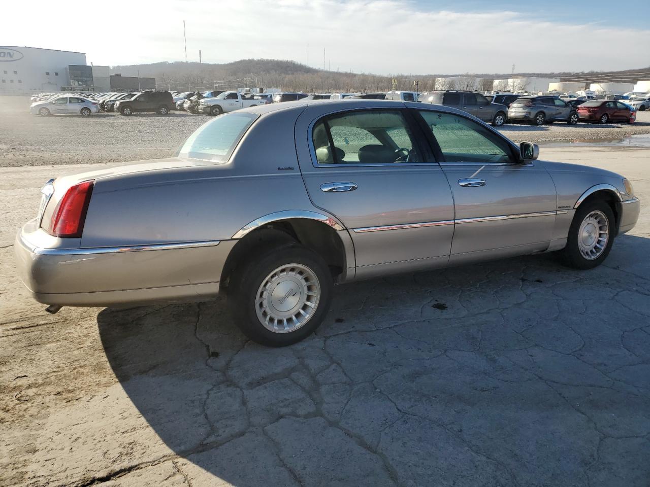 Lot #3030626100 2000 LINCOLN TOWN CAR E