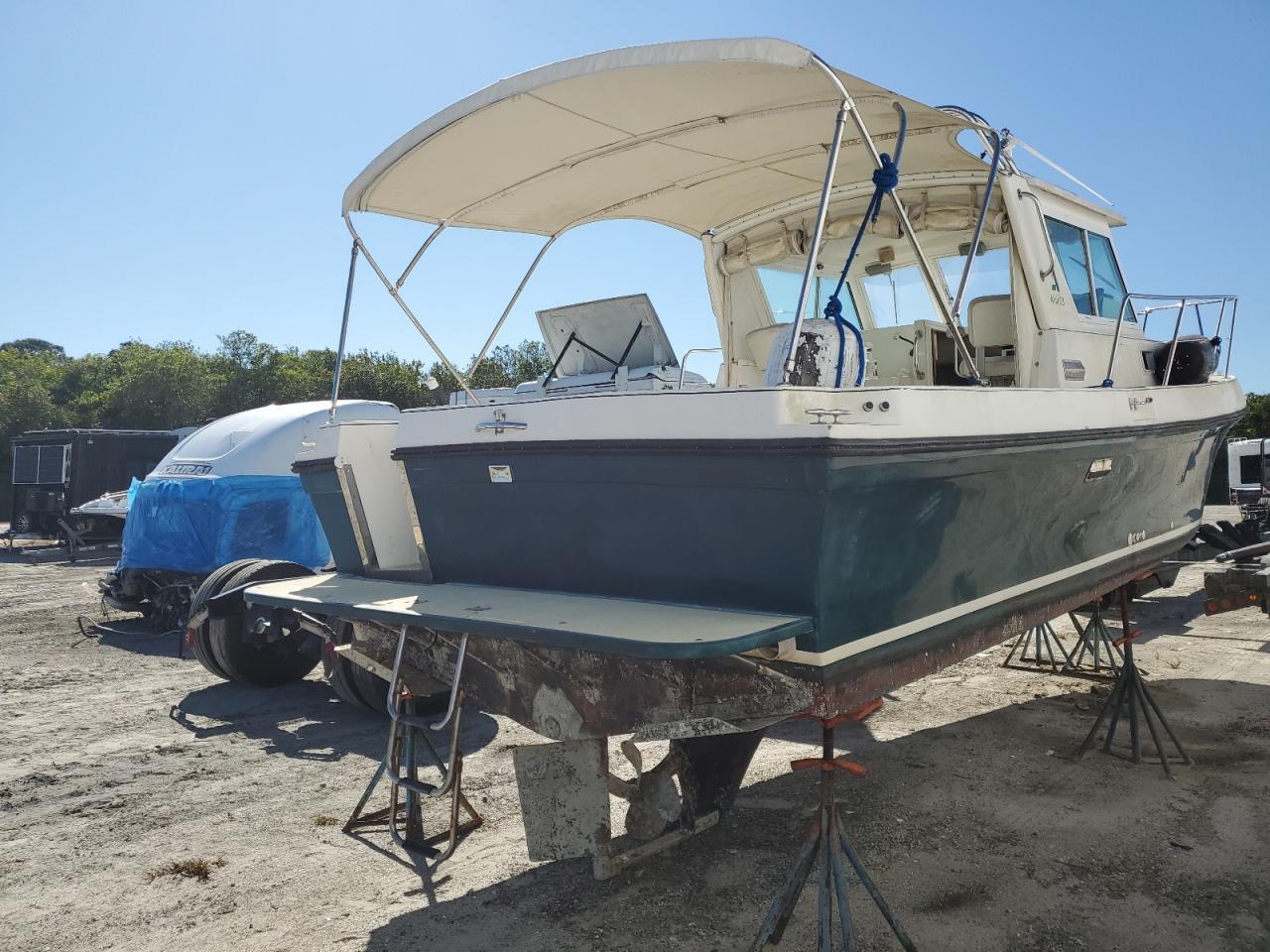 Lot #3041824413 2002 AUL BOAT