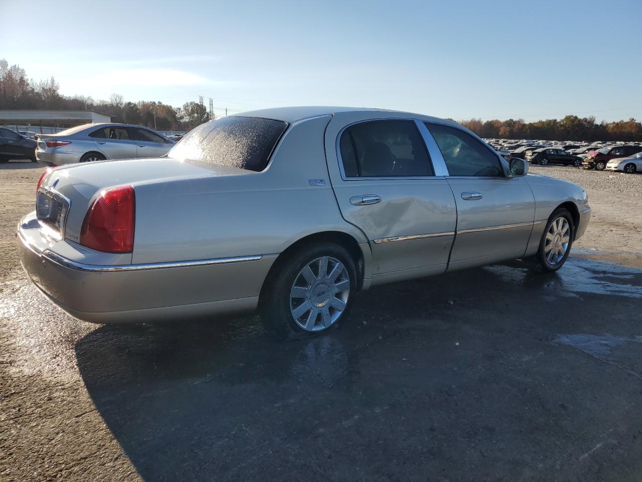 Lot #3028494928 2005 LINCOLN TOWN CAR S