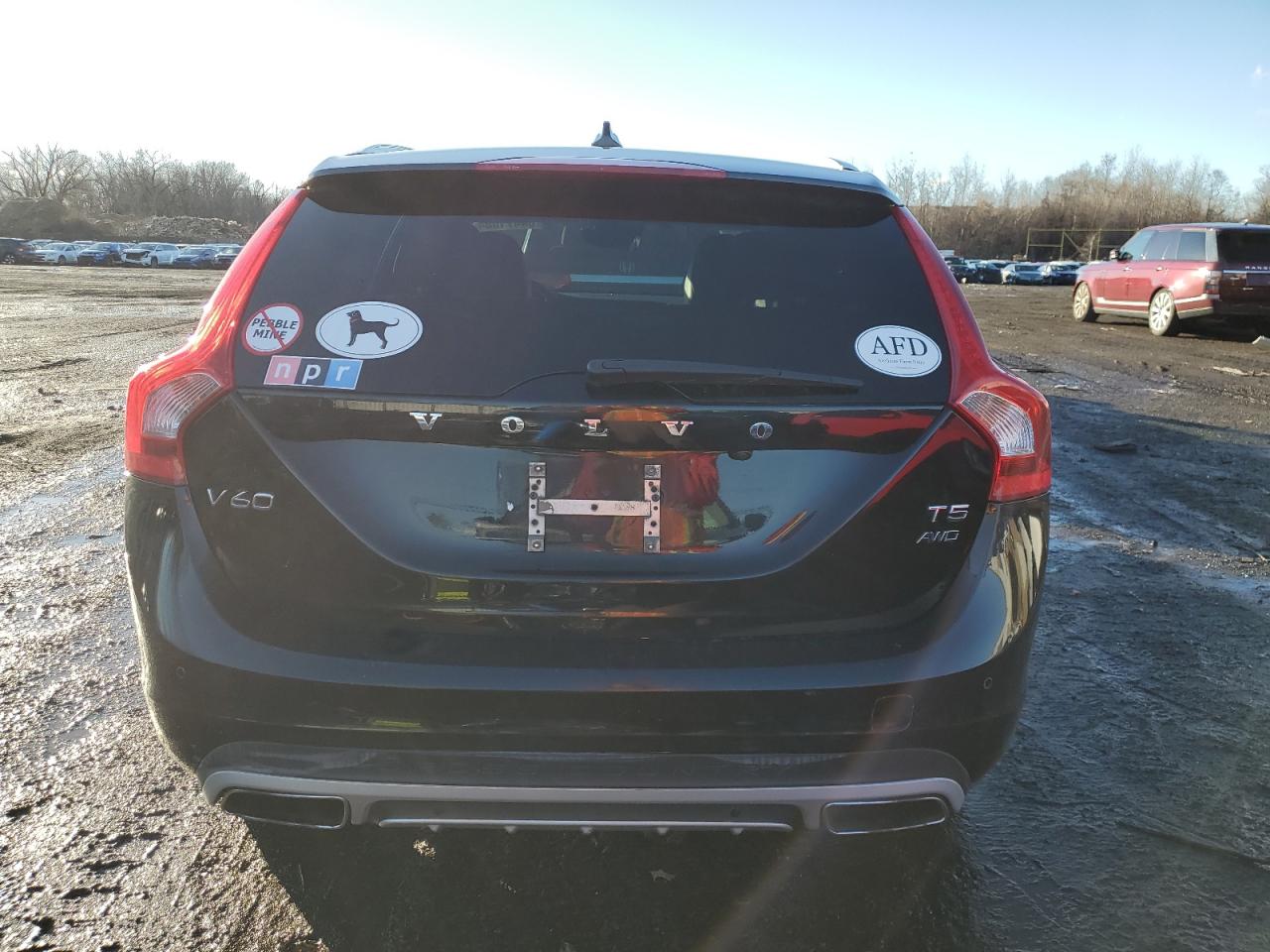 Lot #3036941817 2017 VOLVO V60 CROSS