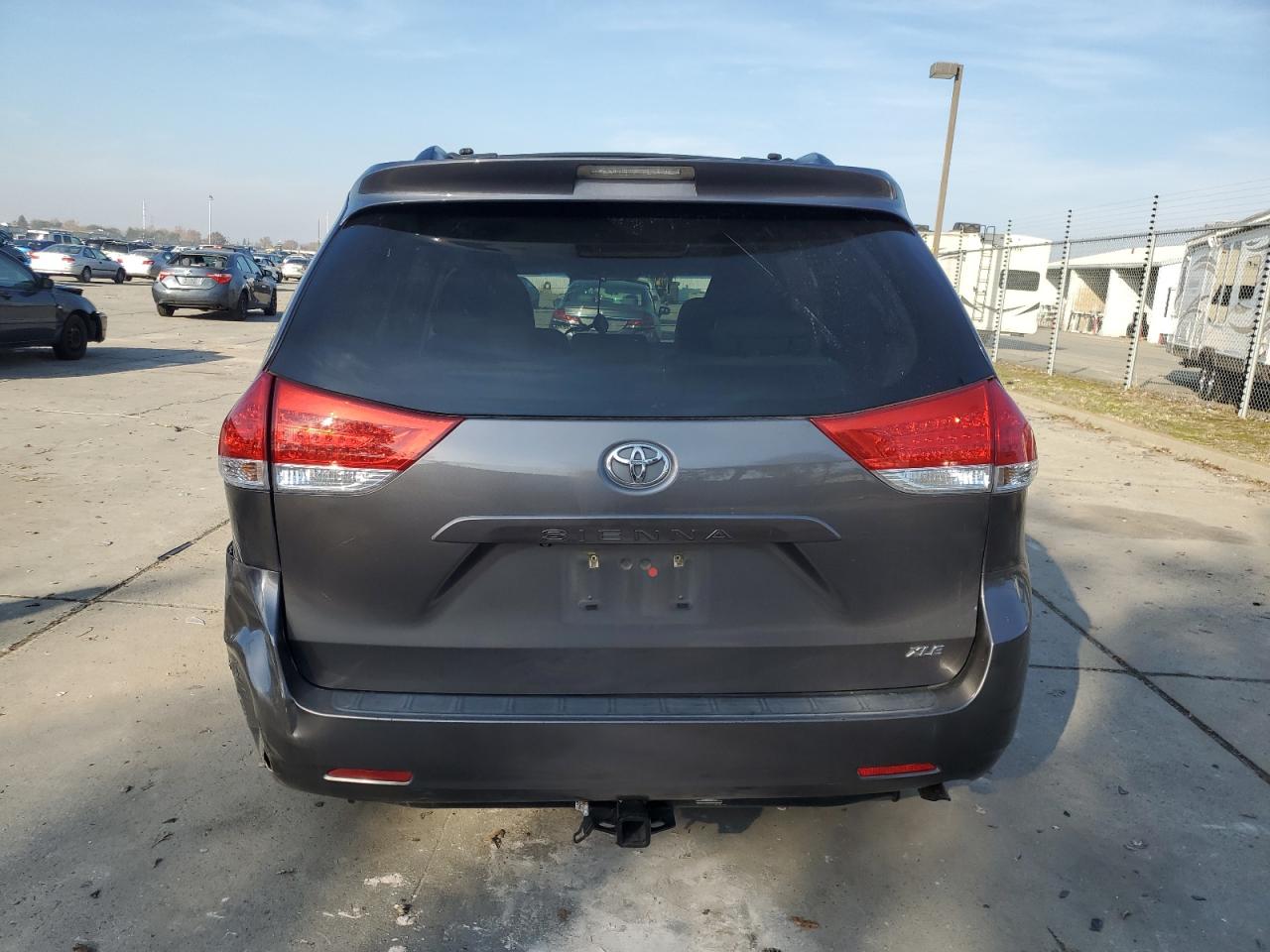 Lot #3033001018 2014 TOYOTA SIENNA XLE