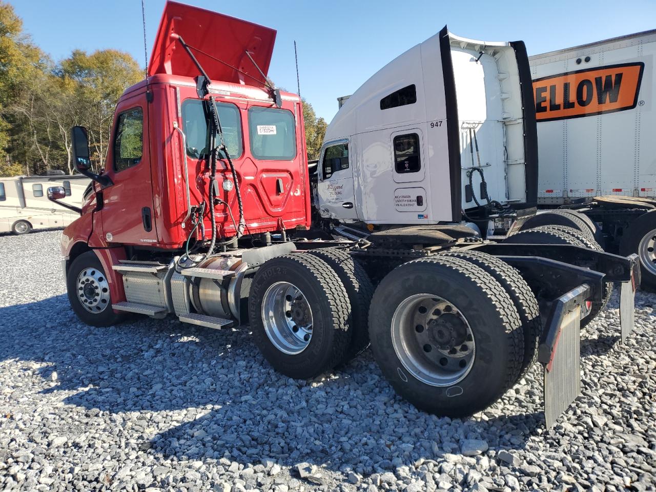 Lot #3024708629 2020 FREIGHTLINER CASCADIA 1