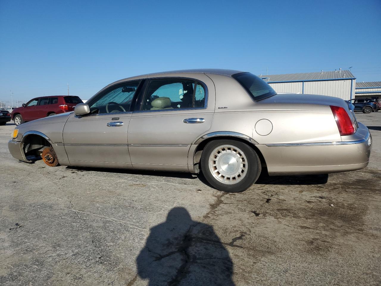 Lot #3030626100 2000 LINCOLN TOWN CAR E