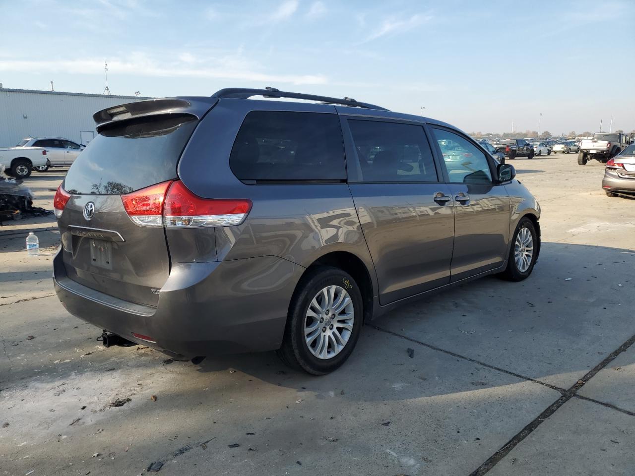 Lot #3033001018 2014 TOYOTA SIENNA XLE