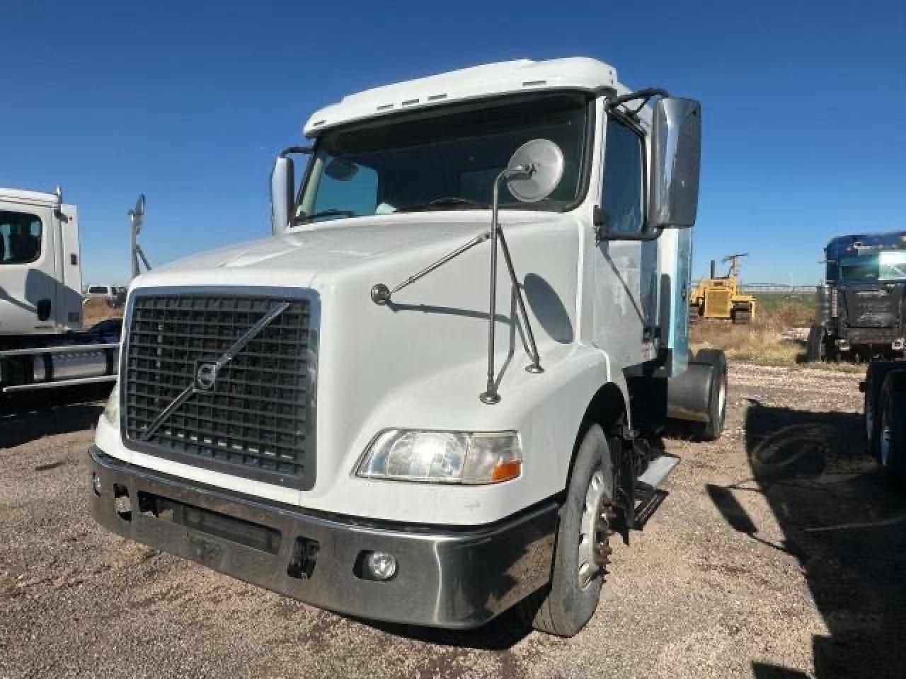 Lot #3028572911 2014 VOLVO VN VNM