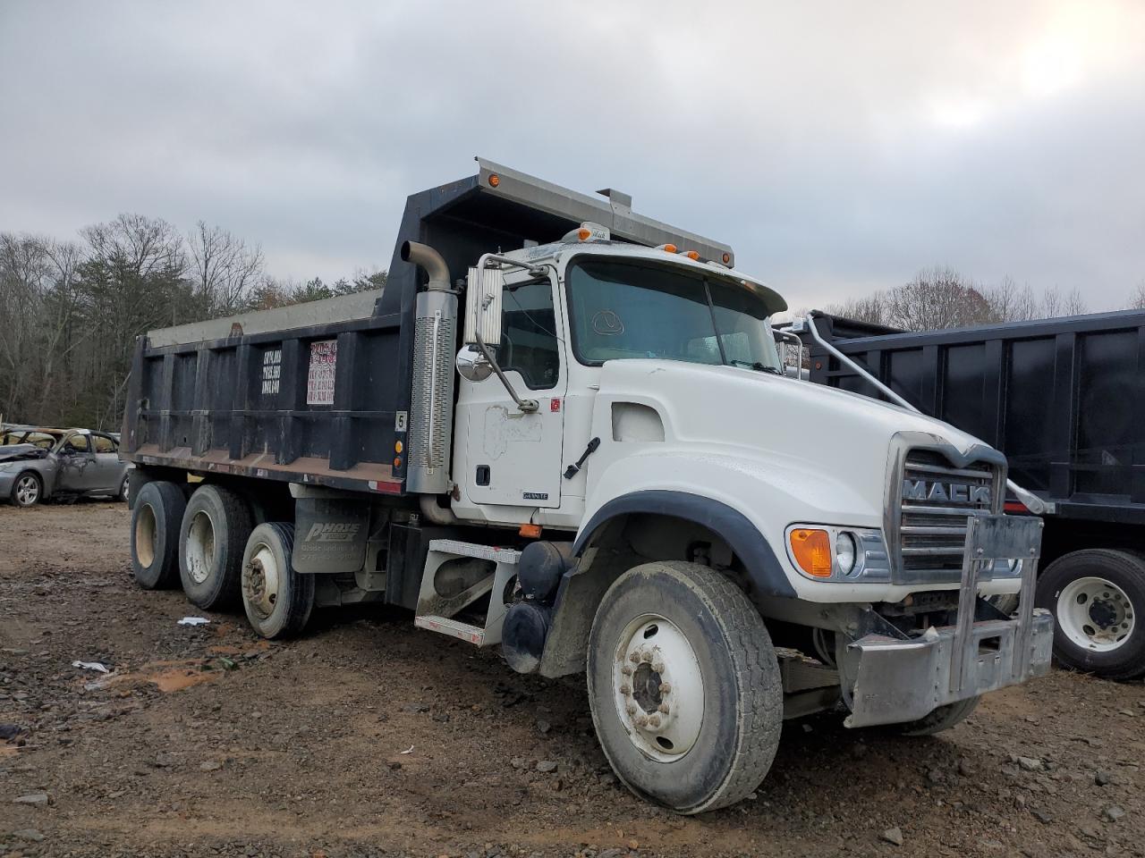 Lot #3027066813 2005 MACK 700 CV700