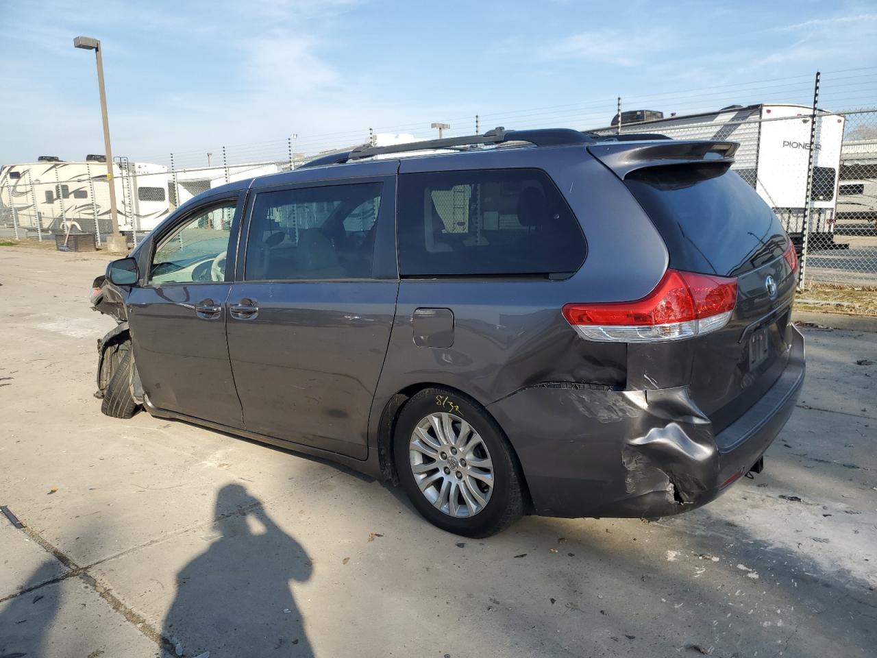 Lot #3033001018 2014 TOYOTA SIENNA XLE