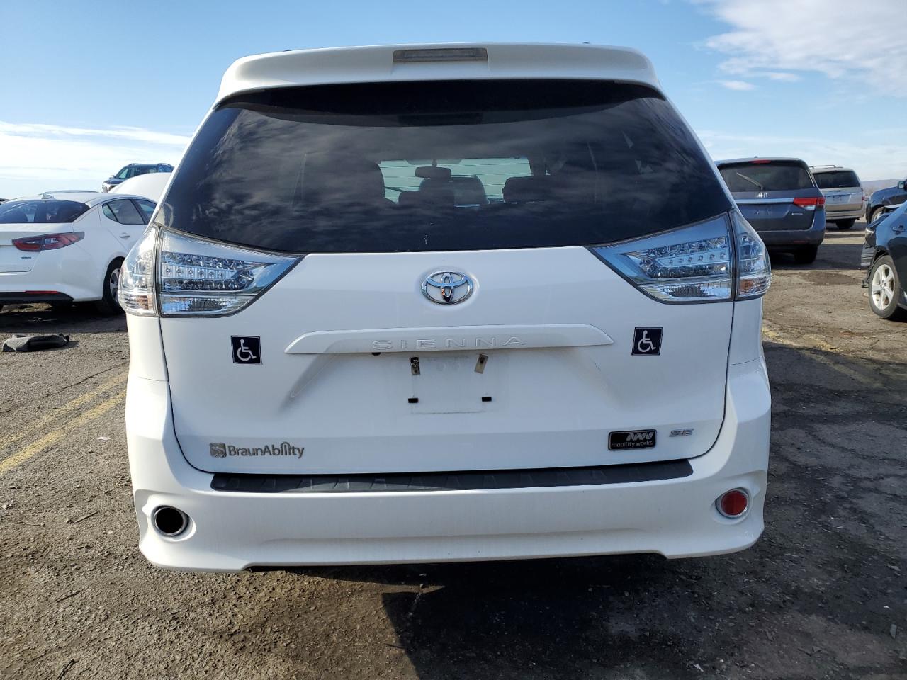 Lot #3045789710 2016 TOYOTA SIENNA SE