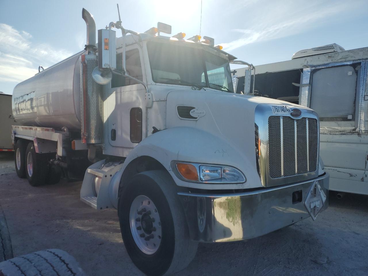 Lot #3044399736 2007 PETERBILT 335