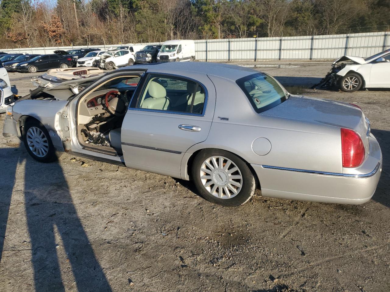 Lot #3059046278 2005 LINCOLN TOWN CAR S