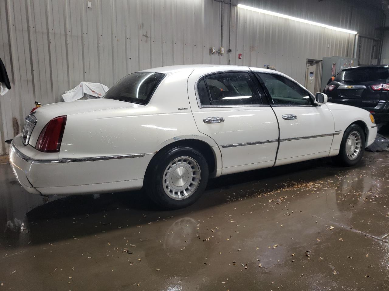 Lot #3045801627 2002 LINCOLN TOWN CAR S