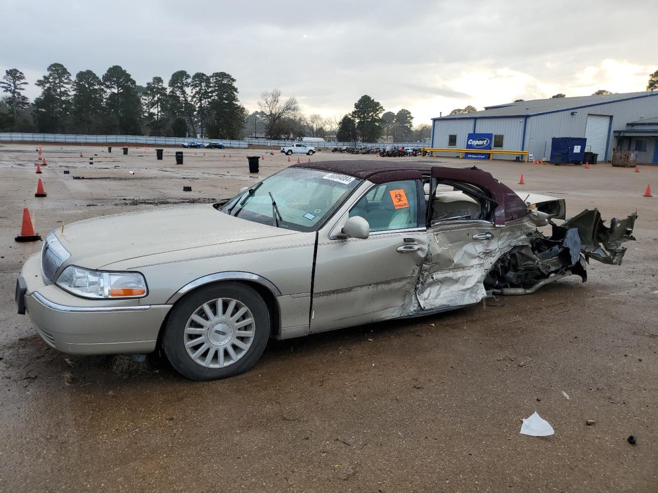  Salvage Lincoln Towncar