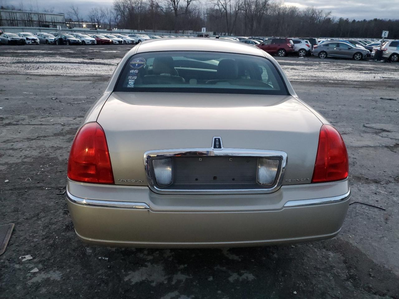 Lot #3040784797 2010 LINCOLN TOWN CAR S