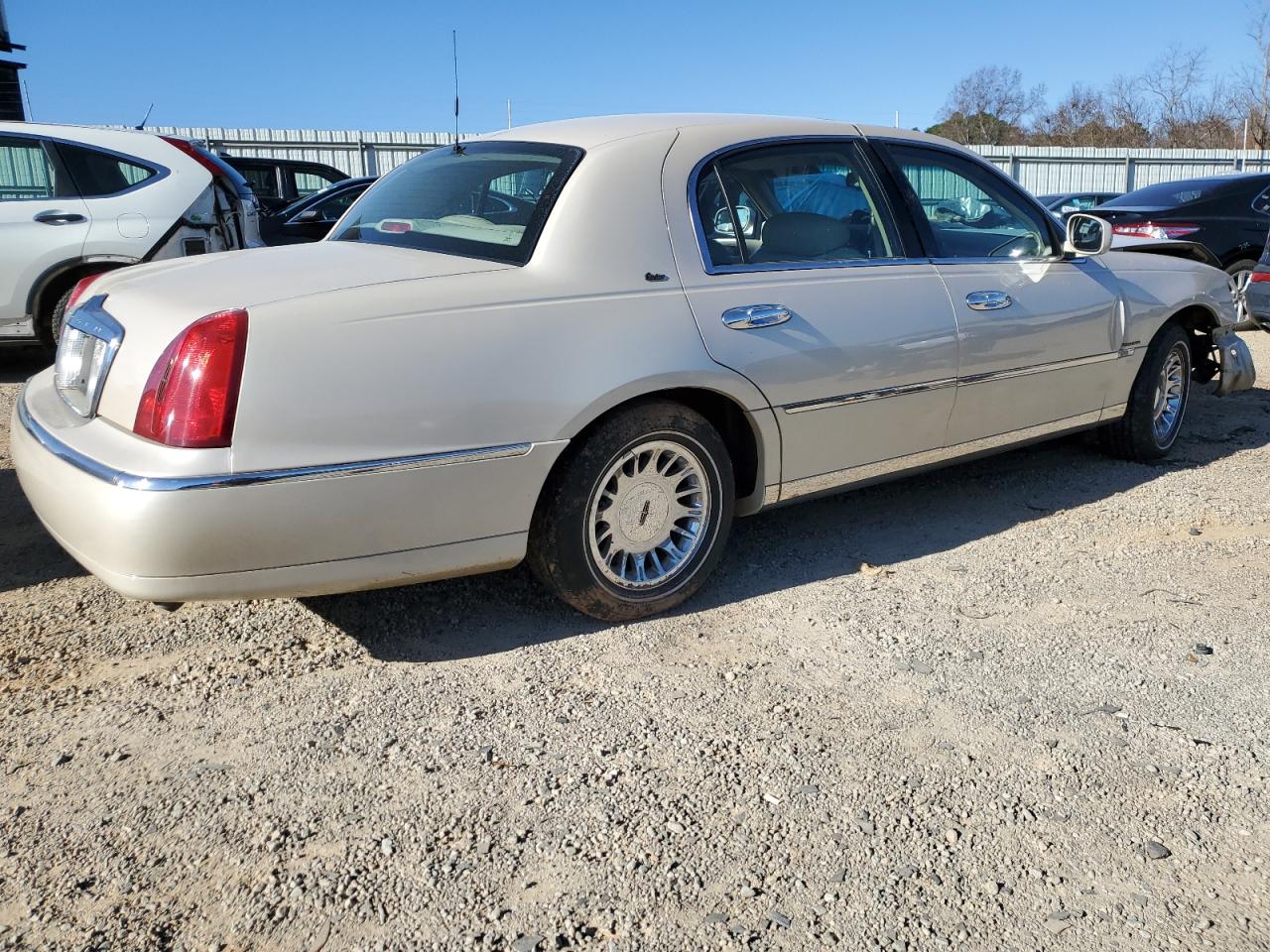 Lot #3025779325 2000 LINCOLN TOWN CAR C