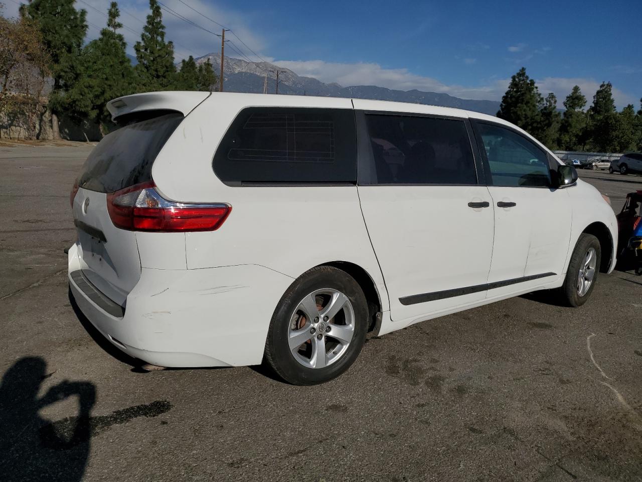 Lot #3033082026 2015 TOYOTA SIENNA