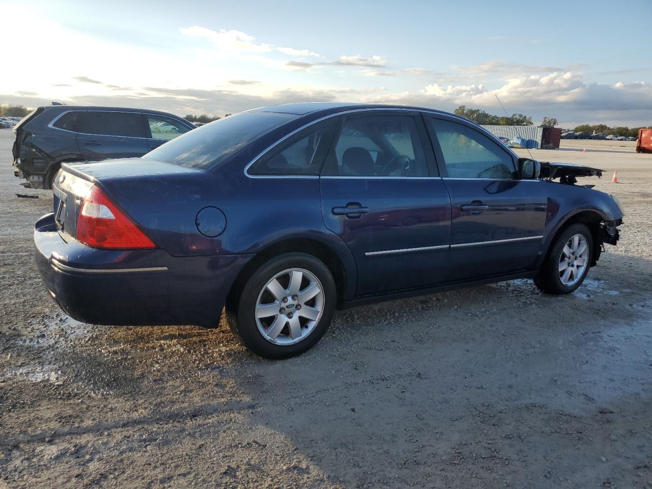 Lot #3026304434 2005 FORD FIVE HUNDR