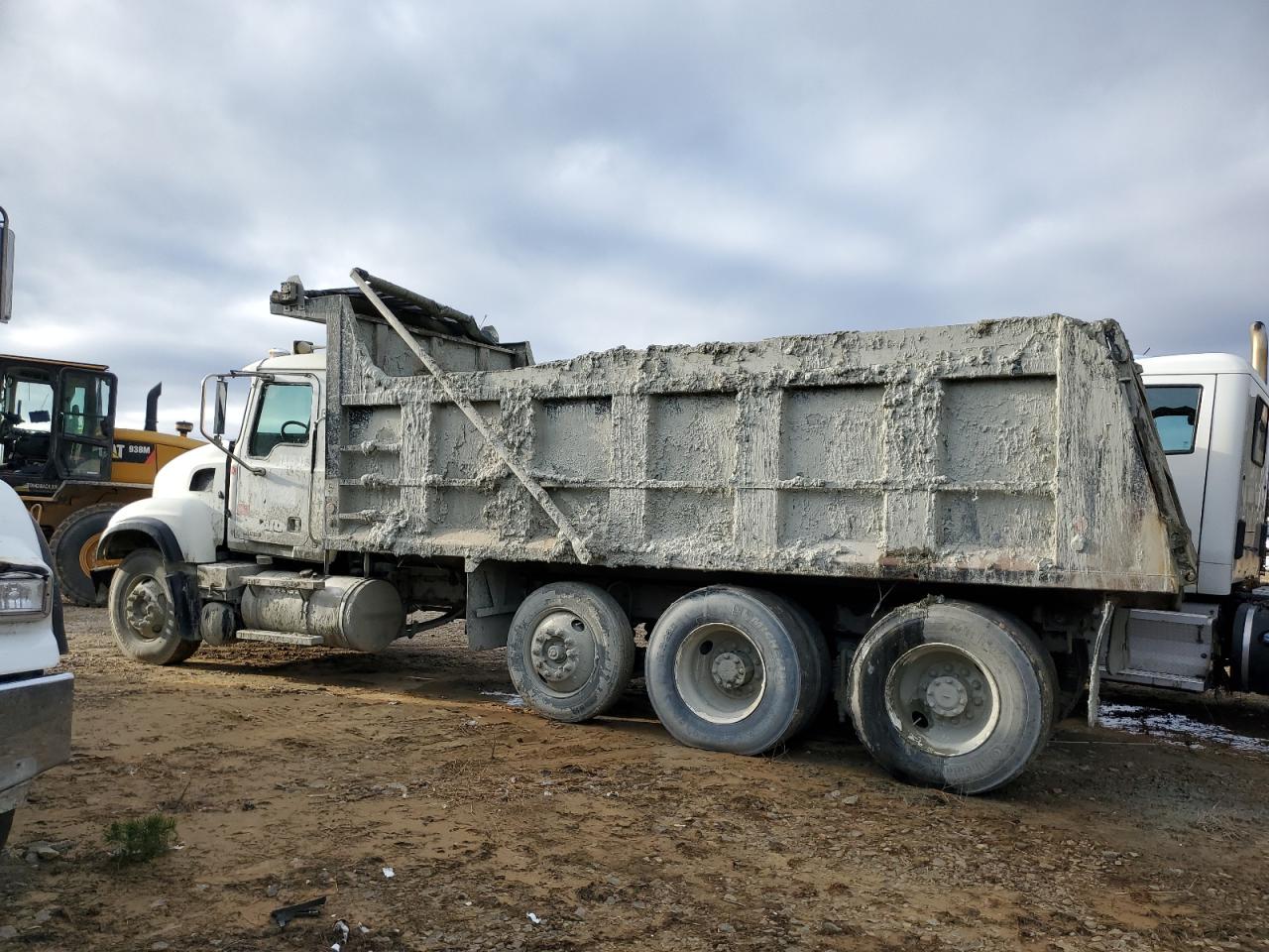 Lot #3028559944 2005 MACK 700 CV700