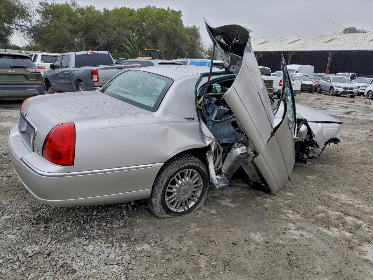 Lot #3311679228 2009 LINCOLN TOWN CAR S
