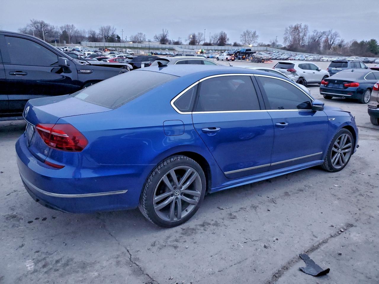 VOLKSWAGEN PASSAT R-LINE