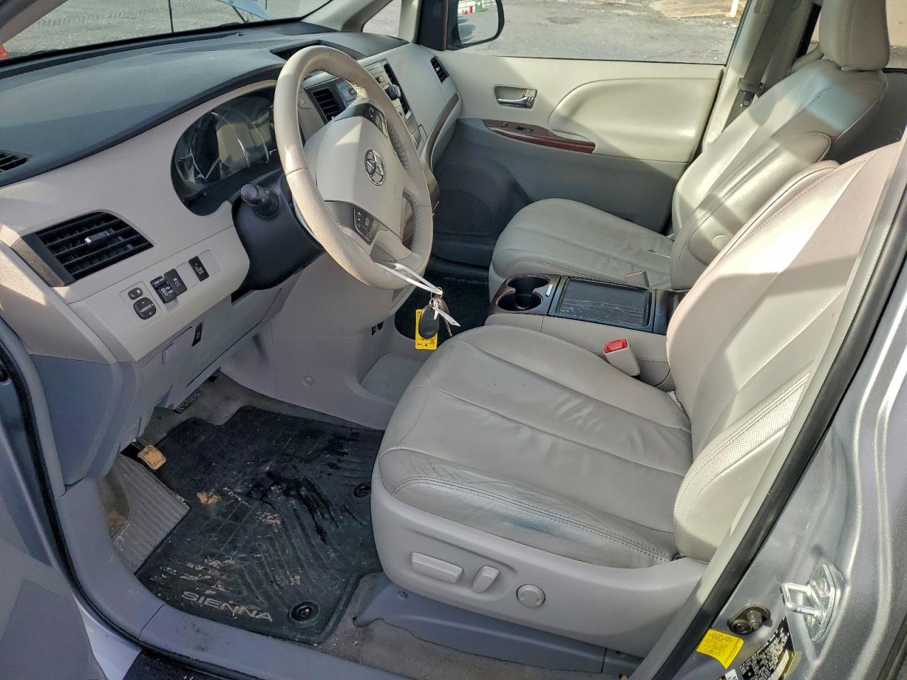 TOYOTA SIENNA XLE
