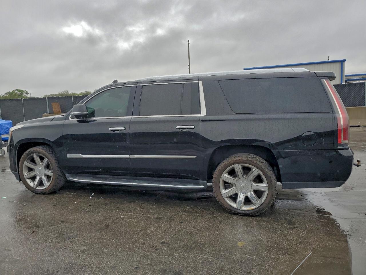 CADILLAC ESCALADE ESV LUXURY