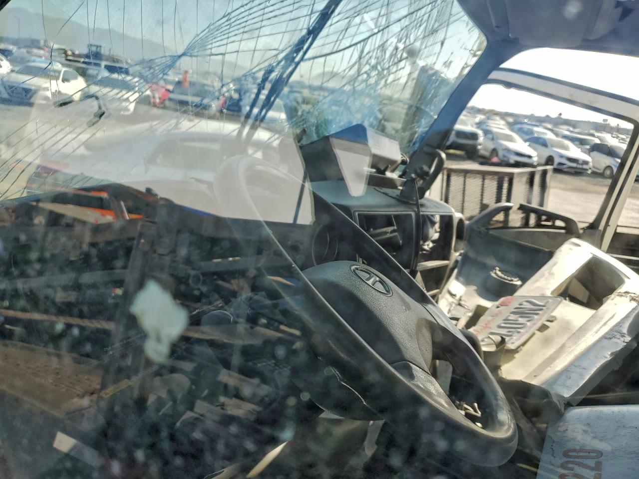 Lot #3302820930 2016 HINO 195